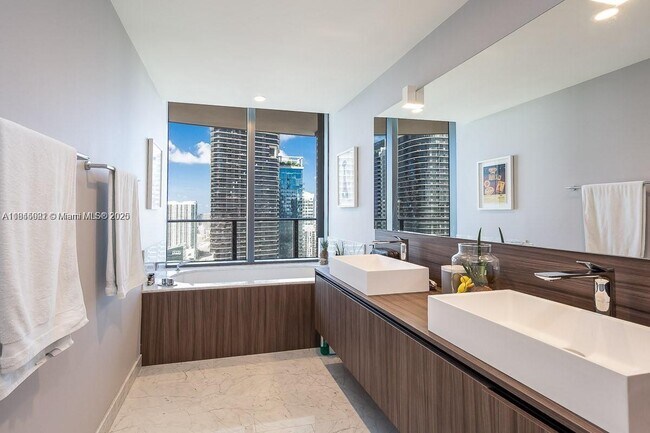 Building Photo - 1000 Brickell Plaza