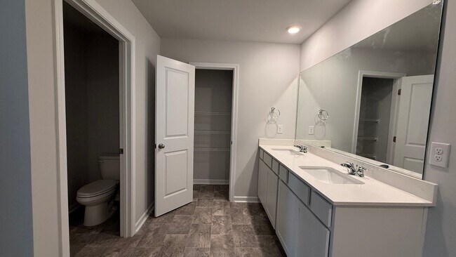 Building Photo - 4919 Sandringham Ln