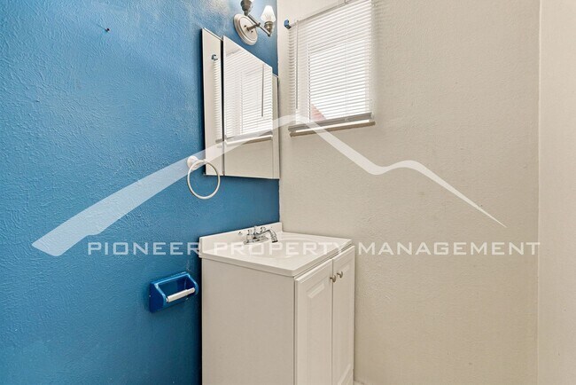 Building Photo - Stunning Home with Washer/Dryer and Gas Grill