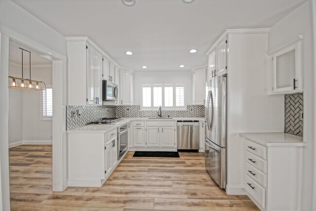 Building Photo - Beautifully Remodeled, Detached Front Town...