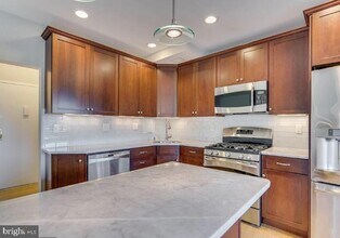 Building Photo - 4720 Chevy Chase Dr