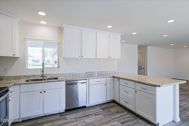Building Photo - 536 N Cheri Lynn Dr