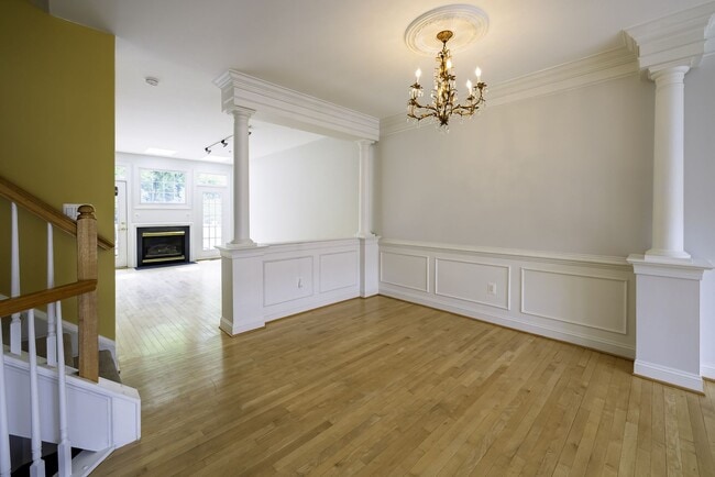 Building Photo - Tower Oaks First-Time Townhome in Rockville is Move-in Ready!