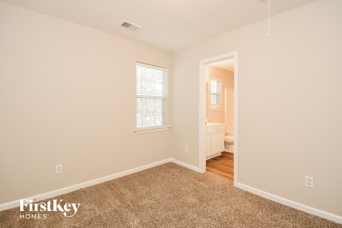 Building Photo - 302 Pinehurst Way
