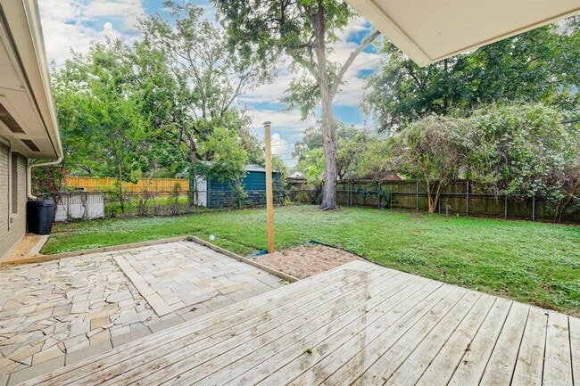 Building Photo - 2207 Stonecrest Dr