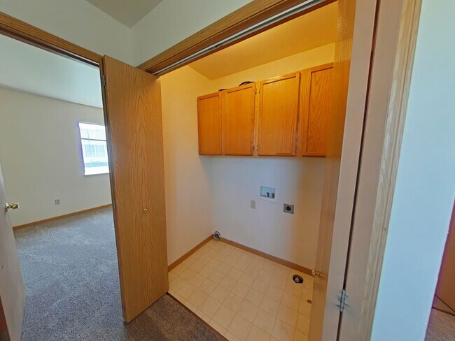 Building Photo - Townhouse-style End unit 3BD, 1.5 BA with attached garage