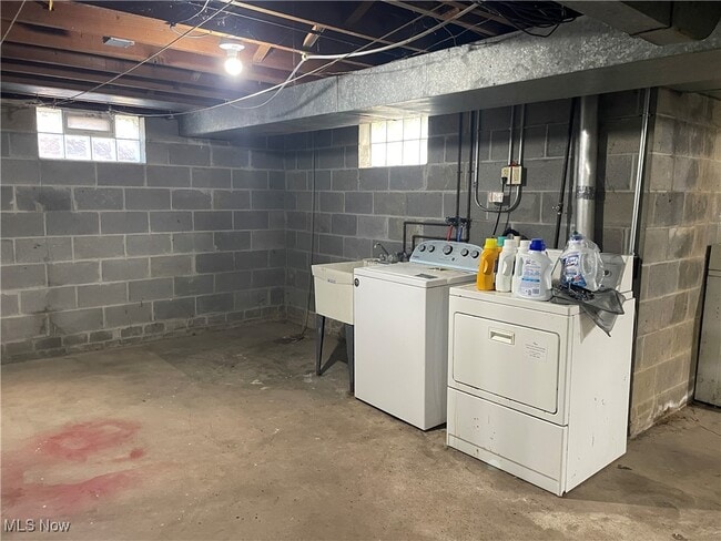 Building Photo - 2542 W 8th St