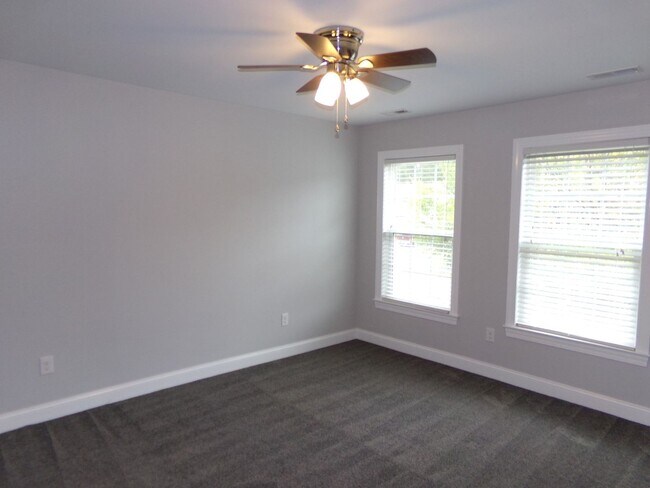 Building Photo - Beautiful Home in Indian Hills