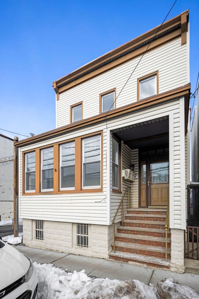 Building Photo - 600 67th St