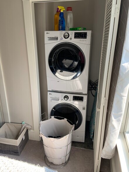 Building Photo - 244 Wales St