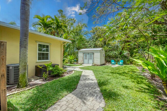 Building Photo - 404 S Caloosahatchee Ave