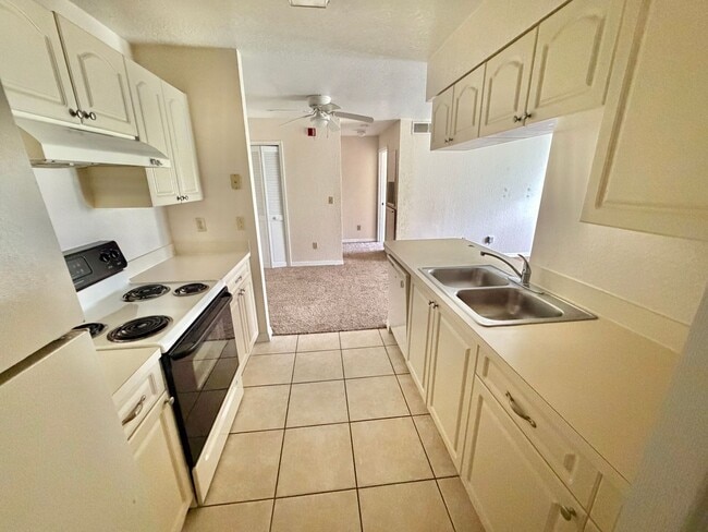 Building Photo - 2550 N Alafaya Trail