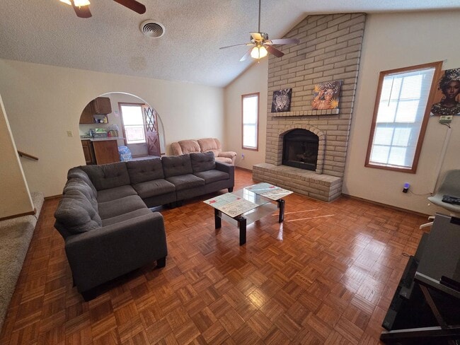 Building Photo - Large 4 Bdrm/3 Bath Home Close to Holloman AFB