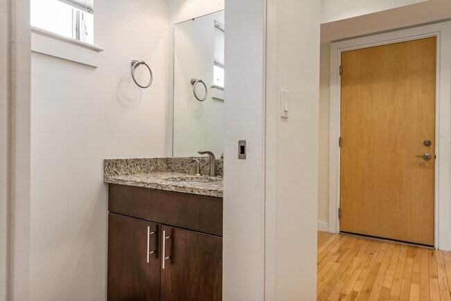 Building Photo - 659 Dennett St