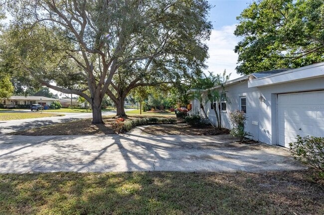 Building Photo - 2900 Leslee Lake Dr N