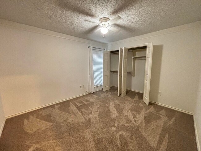 Building Photo - 1205 Olde Towne Dr