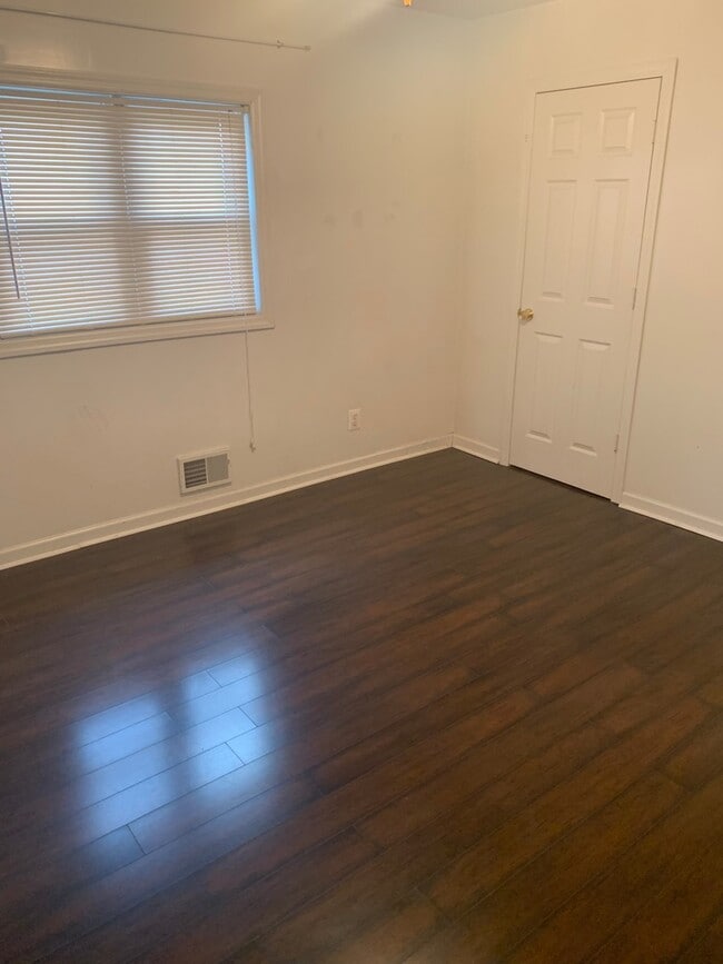 Building Photo - Two Bedroom/1.5 Bath in the Heart of Mt. W...