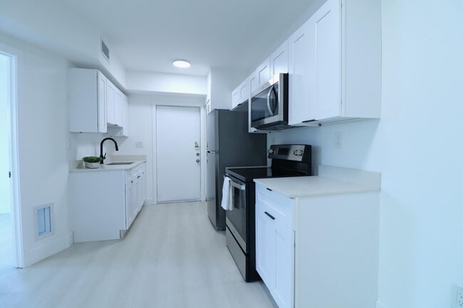 Building Photo - 1814 NW 2nd Ct