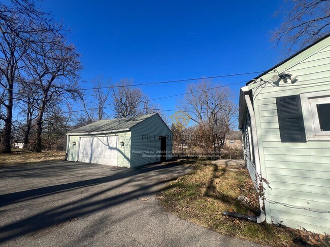Building Photo - Updated 2 Bedroom 1 Bathroom near Forest M...