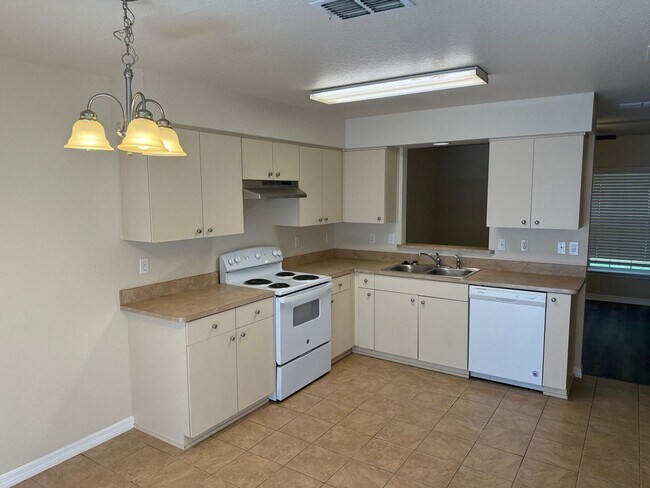 Building Photo - 2 Bedroom, 2 1/2 Bathroom Apartment
