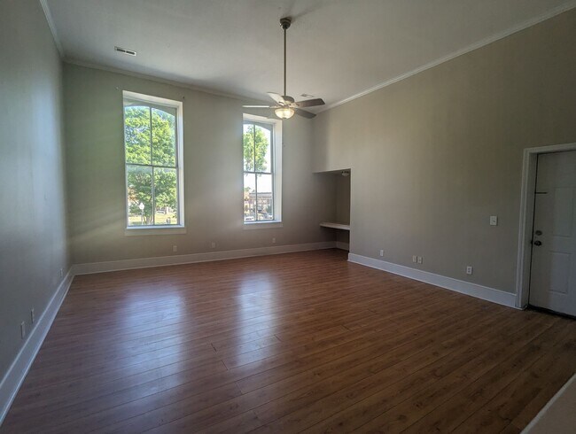 Building Photo - Huge 2+ Bedroom/ 2 Bath Upstairs Apartment