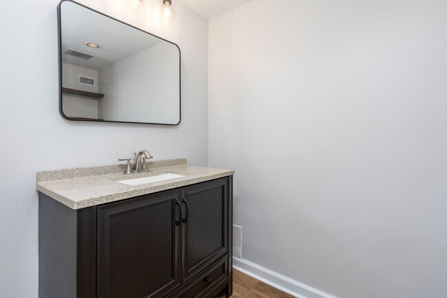 Building Photo - 7 Belaire Way