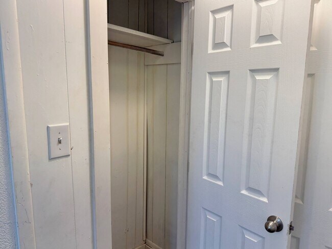 Building Photo - 3 Bed 2 Bath Home With Tons Of Natural Light