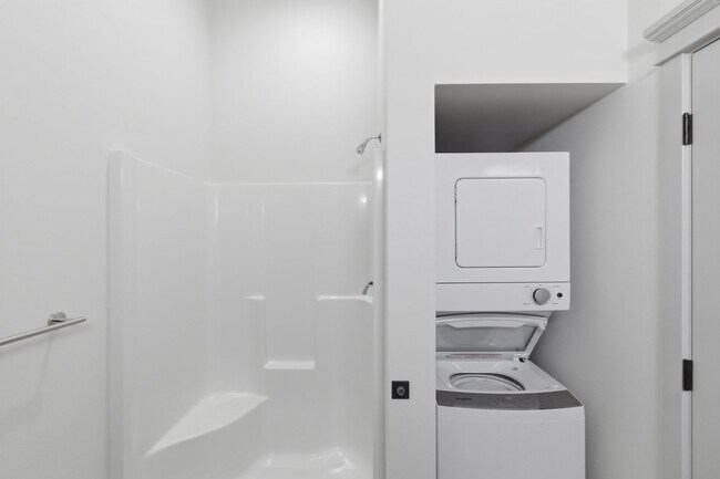 Building Photo - MOVE IN SPECIAL - NEWLY RENOVATED DOWNTOWN SALEM STUDIO