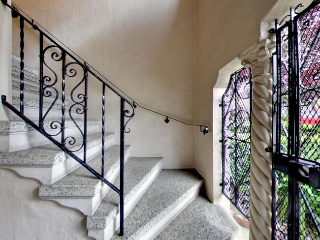 Building Photo - Spacious Four Bedroom Home in Lone Mountain