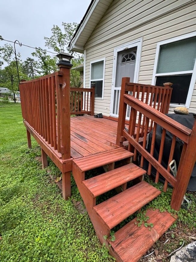 Building Photo - Beautiful 3 Bed / 1 Bath, Large rolling yard