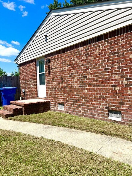 Building Photo - 908 Serf Ct