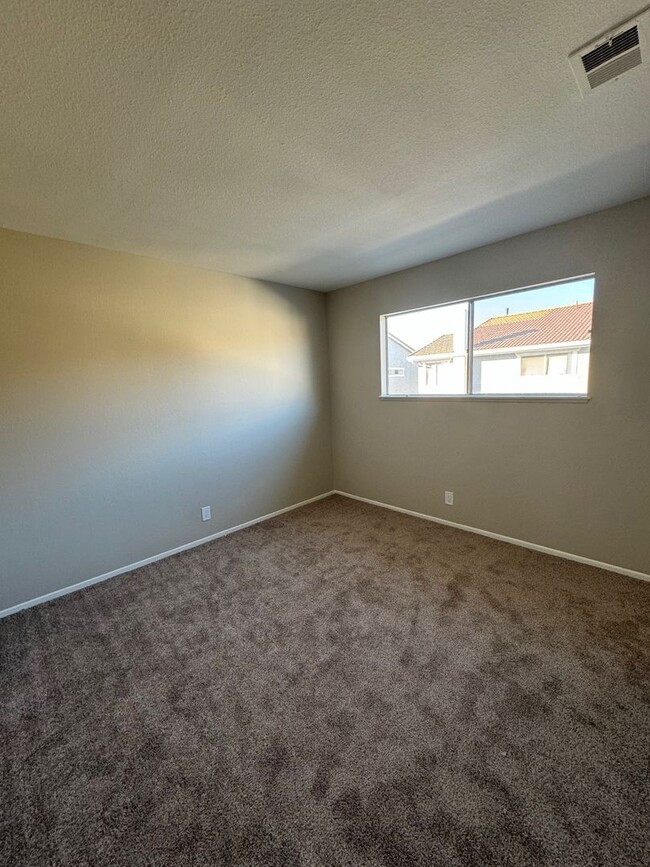 Building Photo - Condo for rent in Oxnard Near Cabrillo Park