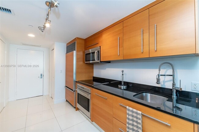 Building Photo - 475 Brickell Ave
