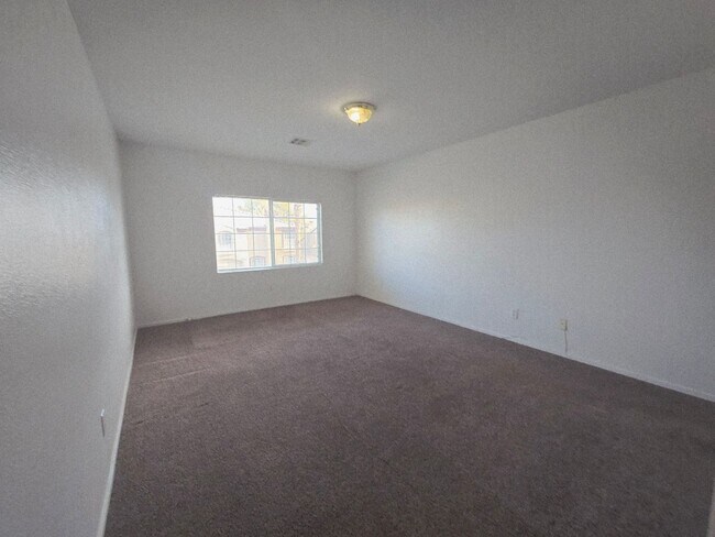 Building Photo - 2 BEDROOM TOWNHOUSE WITH 1 CAR GARAGE..HURRY, WON'T LAST!