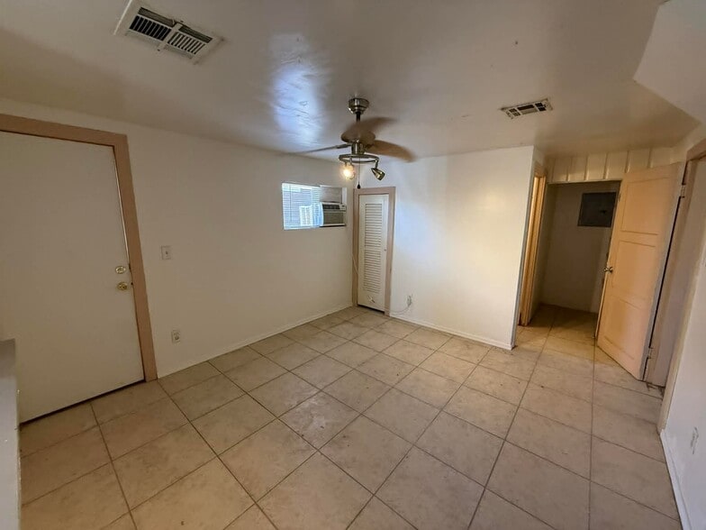 Building Photo - 1137 E Adelaide Dr