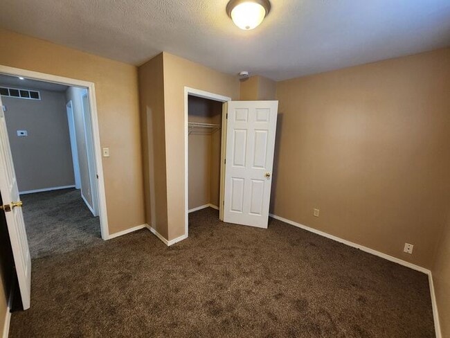 Building Photo - Save Big at Move-In: 50% Off Security Deposit on this 3 bed 1 bath upper unit