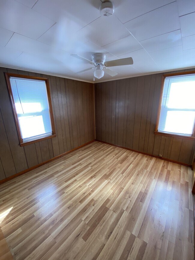 Building Photo - 908 Fallowfield Ave