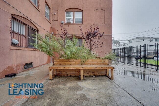 Building Photo - Spacious and Stylish Studio in Prime Arlin...