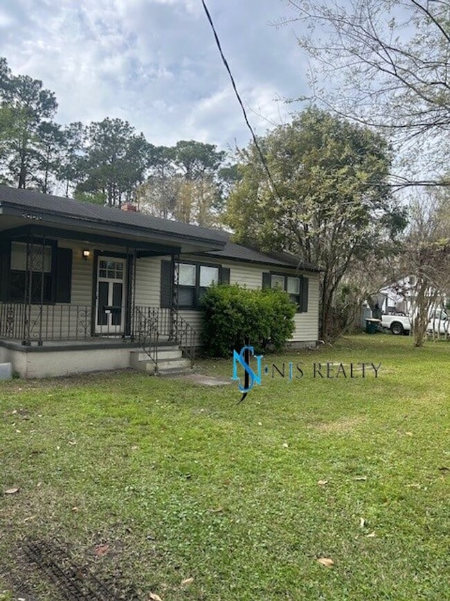 Building Photo - RENOVATED 4/2 1494 sq. ft home Fresh Paint...