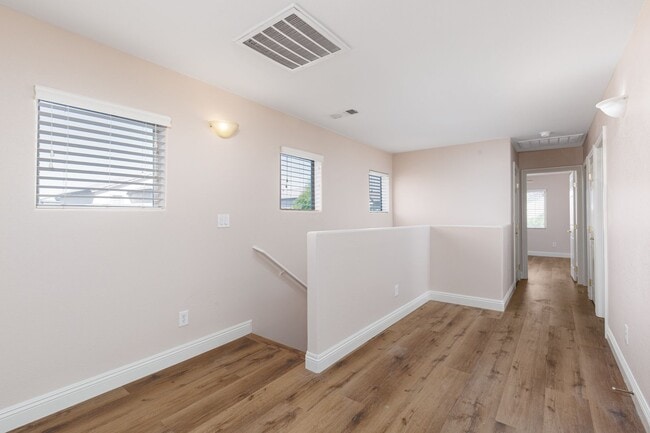 Building Photo - HUGE 5 BEDROOM, 3 BATH 2 STORY HOME IN GATED COMMUNITY NEAR SOUTHERN HIGHLANDS