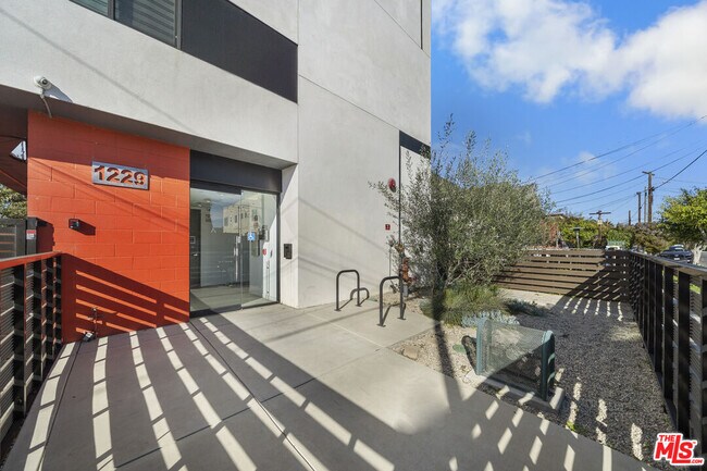 Building Photo - 1229 S Kingsley Dr