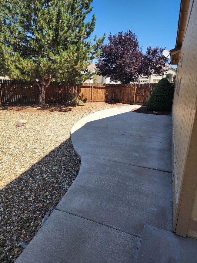 Building Photo - Beautiful Three Bedroom in the Golf Cou...