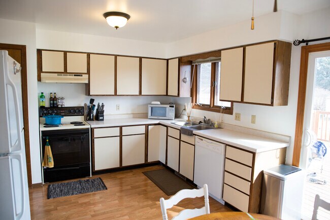 Kitchen - 1319 S Thompson Dr