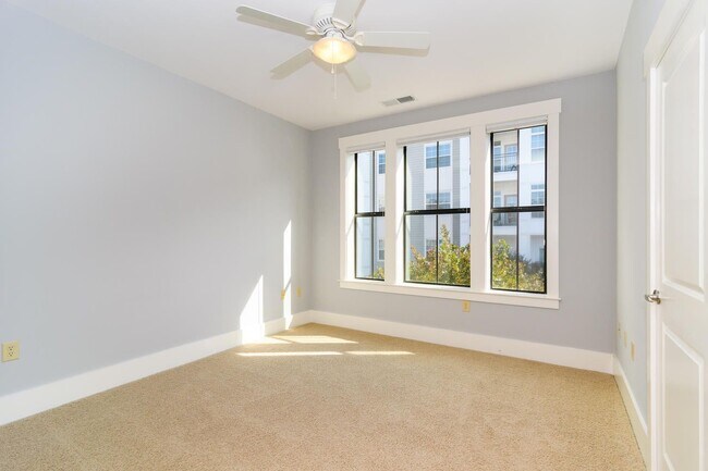 Building Photo - Biltmore Park Townhouse