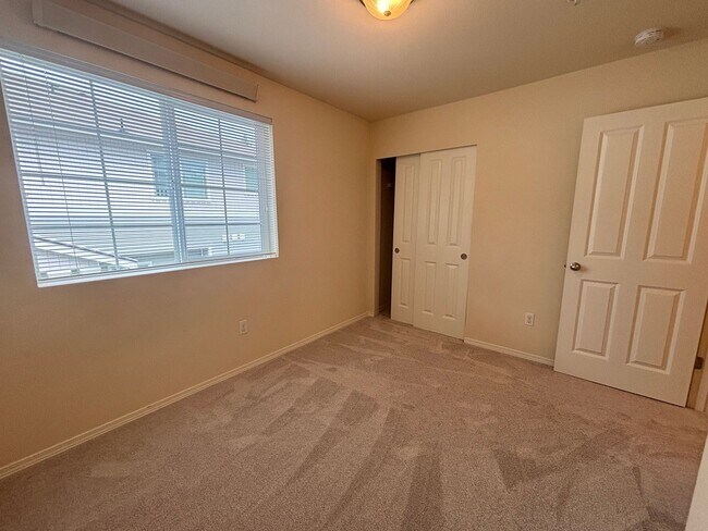 Building Photo - 3 Bedroom Condo in Dupont