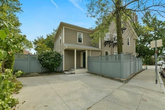 Primary Photo - 30 Lowell St