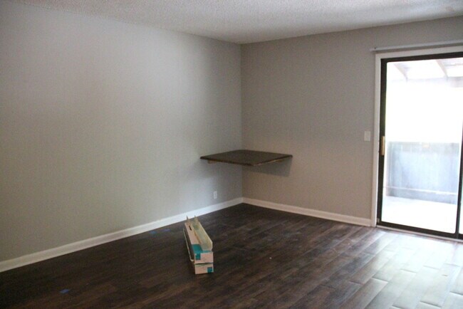 Building Photo - 1 Bed/ 1 Bath Condo! Harding / Southern Hills Area! Pets ok!
