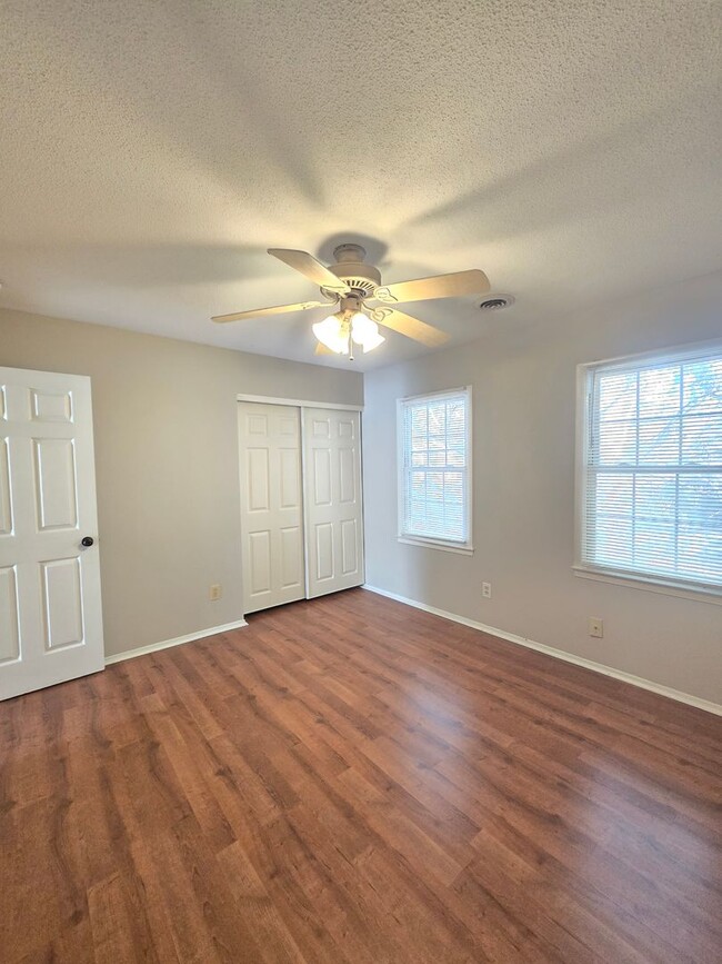 Building Photo - STONESTHROW - 2 Bedroom Townhome - Perfect...