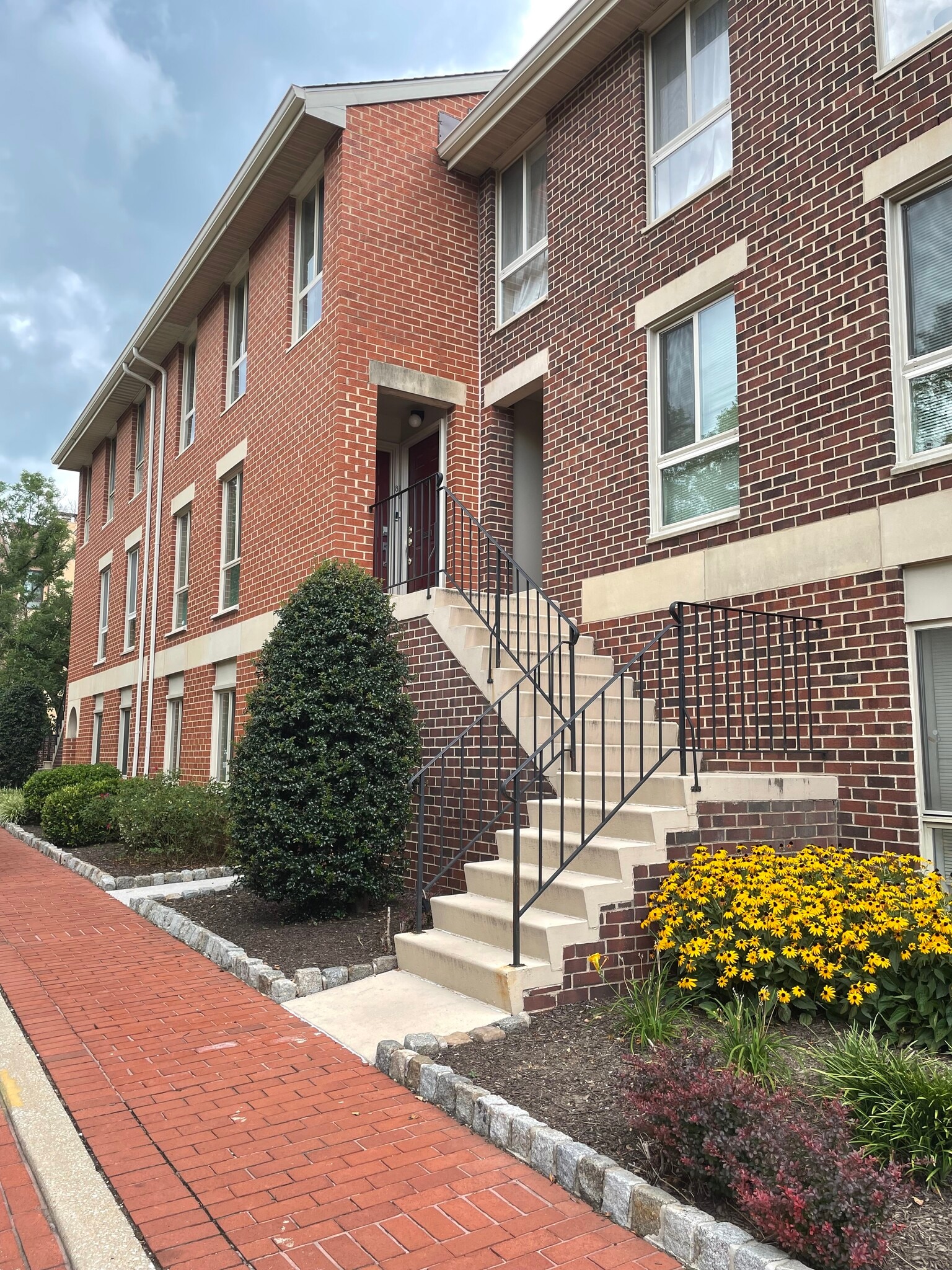 Entrance - 10 W Hill St