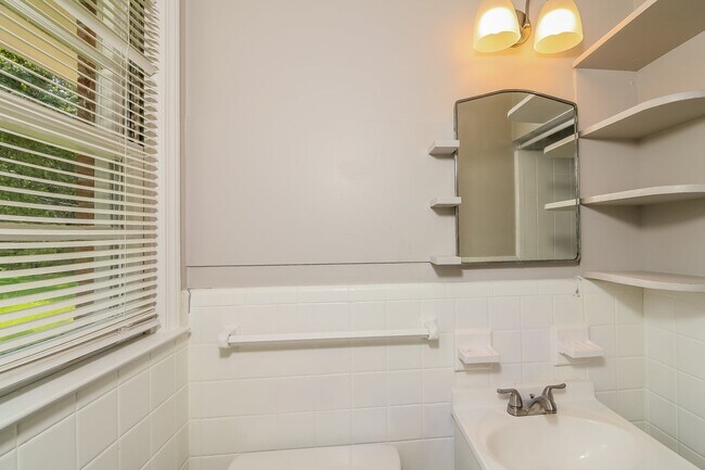 Building Photo - 1506 Cedar Terrace
